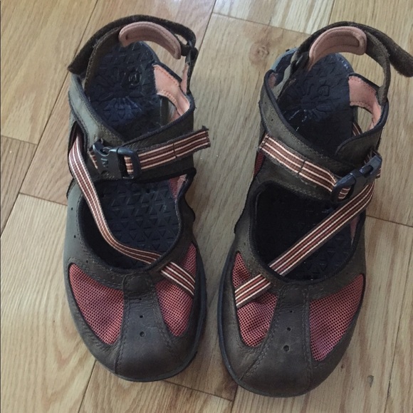 EUC Merrell Leather and Mesh Closed Toe Sandals - Picture 4 of 7